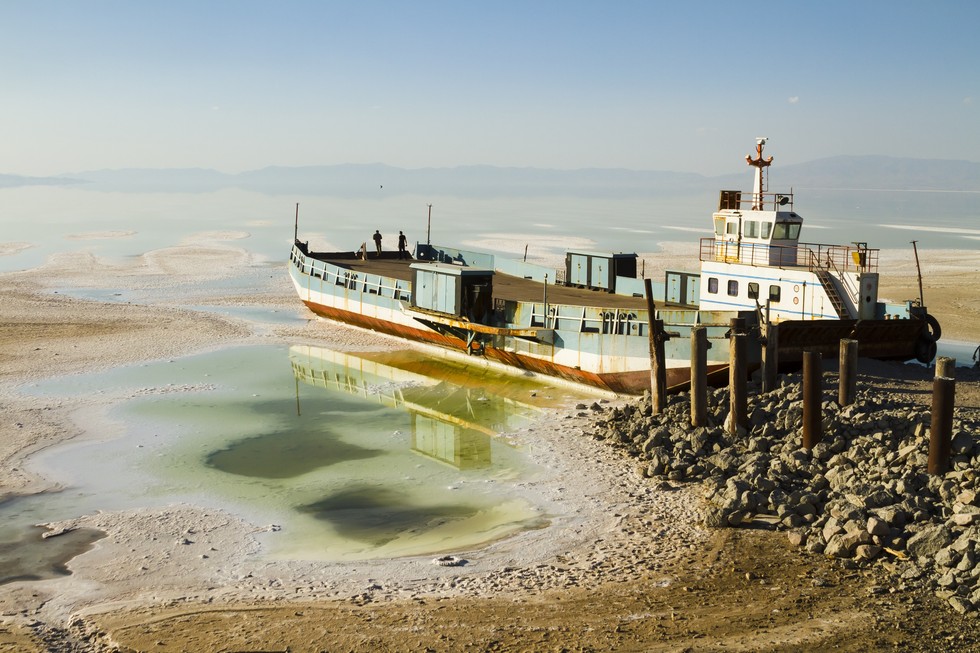 Jezero Urmia simbol je bliske budućnosti Irana; najveće slano jezero Bliskog istoka danas sadrži tek 10% svoje nekadašnjeg obujma, što zbog isušivanja izazvanog globalnim zatopljenjem, što zbog gradnje brana i mostova. (Credit: Pedram Yazdani)