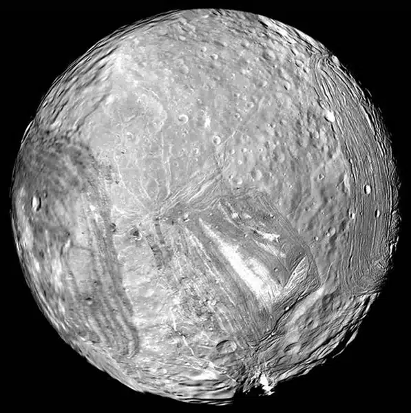 Mjesec Miranda snimljen kamerom Voyagera 2 (Credit: NASA)