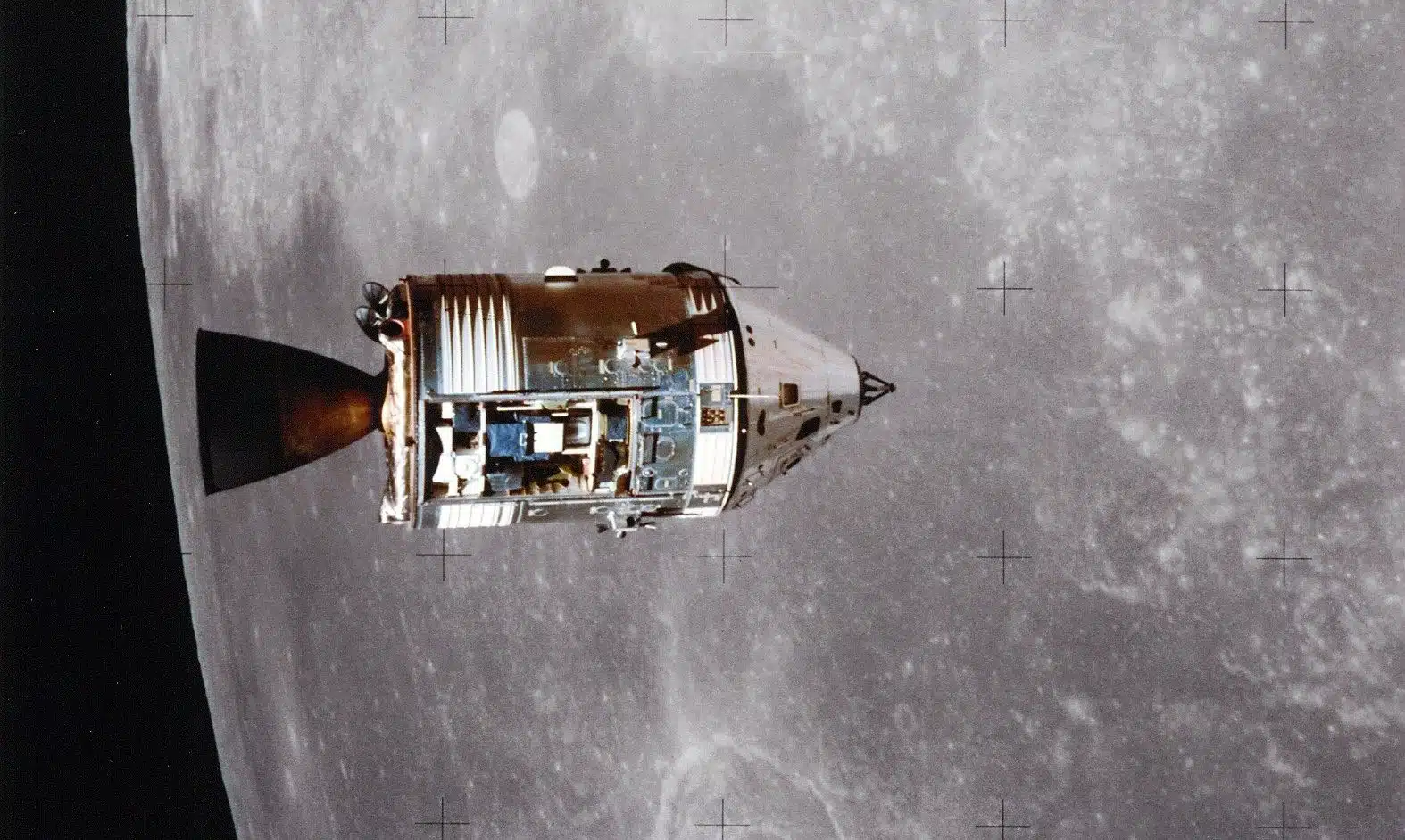 Jedan je astronaut ostajao u orbiti u zapovjedno-servisnom modulu (Foto: NASA)