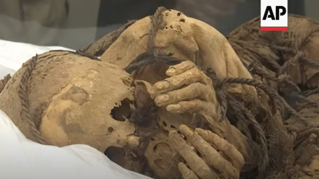 Tisuću godina stara mumija u položaju fetusa pronađena u Peruu
