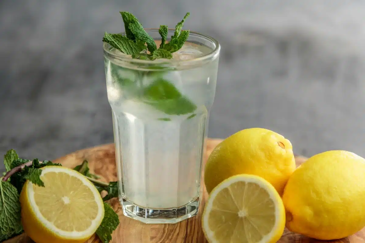 detoksikacija organizma počinje ujutro s čašom tople vode s limunom