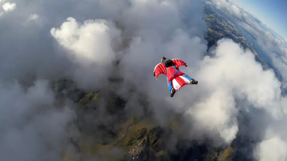 ekstremni sportovi poput wingsuit letenja koriste fizikalne principe za uspjeh