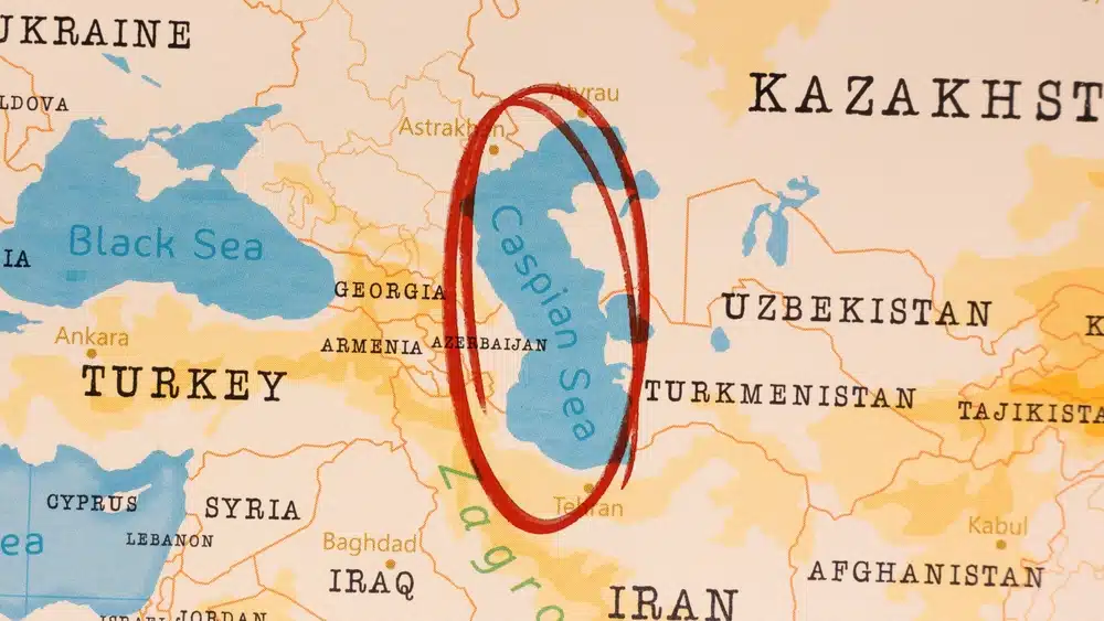 jedan od odgovora na pitanje zašto je more slano krije se geografskim osobitostima pojedinih vodenih tijela, poput Kaspijskog jezera