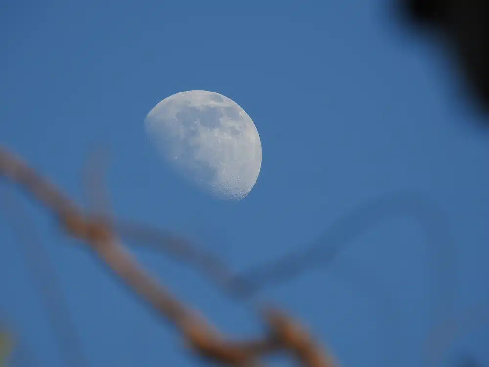 Mjesec vidljjiv po danu znači da on nije samo noćni pratitelj