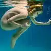 ljudsko tijelo žene ispod površine vode