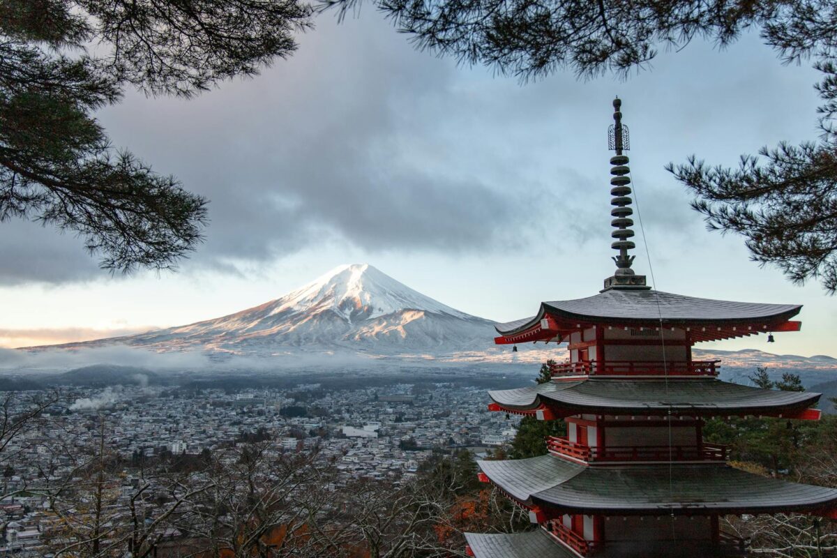 crveno-bijela pagoda u japanu